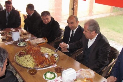 Vekile kuzu yemek yaraşır
