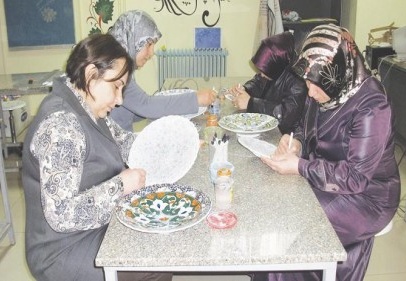 Veliler çini öğreniyor