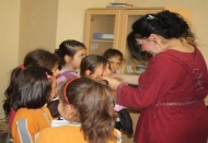 Veliler, muhtaç öğrencileri giydirdi