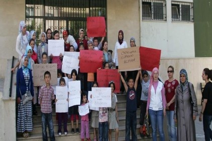 Veliler, okul önünde eylem yaptı