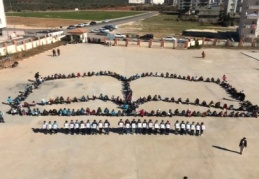 Velileriyle birlikte kitap okuma ve koreografi çalışması yaptılar