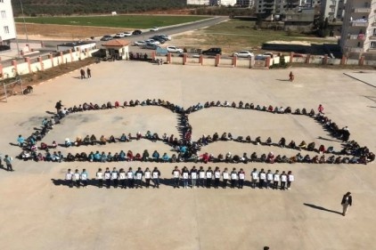 Velileriyle birlikte kitap okuma ve koreografi çalışması yaptılar