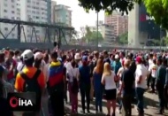 Venezuela'da askerler ve siviller sokakta