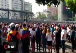 Venezuela'da askerler ve siviller sokakta