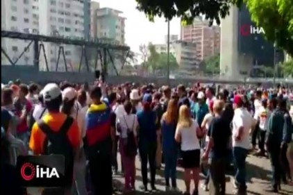 Venezuela&#039;da askerler ve siviller sokakta