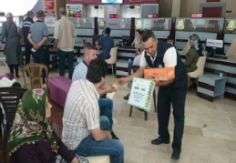 Vergi borcunu ödemek için gelenlere ikramda bulundu