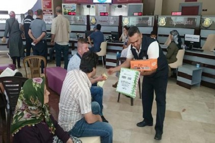 Vergi borcunu ödemek için gelenlere ikramda bulundu