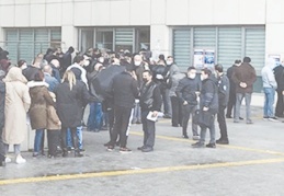 Vergi daireleri önünde son başvuru kuyrukları oluştu