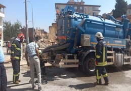 Vidanjörün lastiği bomba gibi patladı 