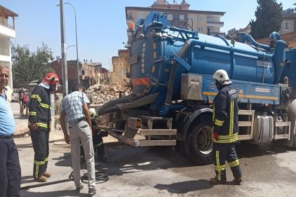 Vidanjörün lastiği bomba gibi patladı 