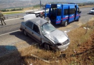 Virajı alamayan araba kaza yaptı 
