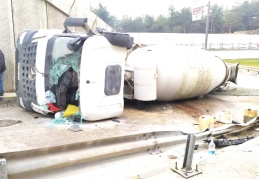 Virajı alamayan beton mikseri devrildi