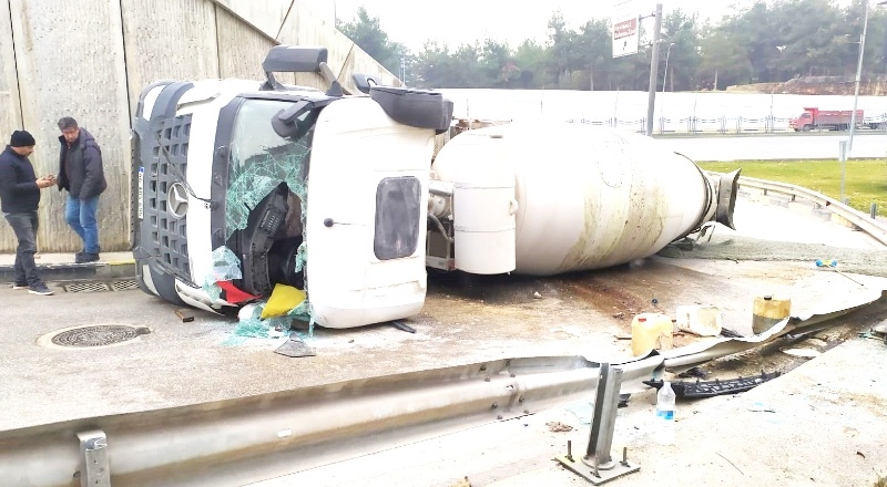 Virajı alamayan beton mikseri devrildi