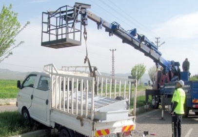 Virajı alamayan kamyonet devrildi