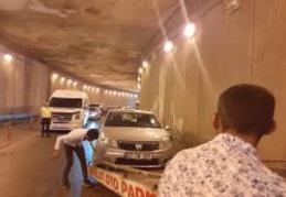 Virajı alamayan otomobil beton duvara çarptı 