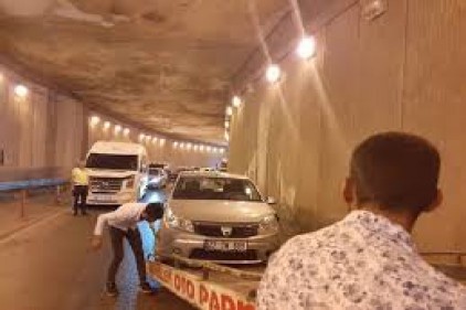 Virajı alamayan otomobil beton duvara çarptı 