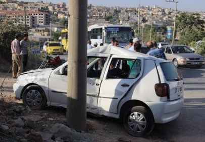 Virajı alamayınca elektrik direğine çarptı