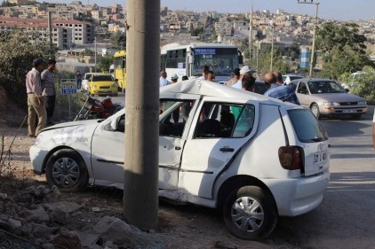 Virajı alamayınca elektrik direğine çarptı