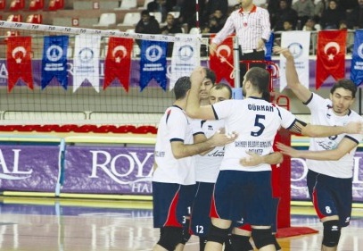 Voleybol takımı hazırlıklarını sürdürüyor 
