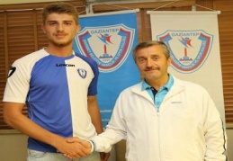 Voleybol takımının smaçörü Nazım Berk Özbek’i renklerine kattı