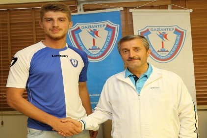 Voleybol takımının smaçörü Nazım Berk Özbek&#8217;i renklerine kattı