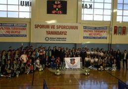 Voleybol turnuvasında 236 sporcu ter döktü