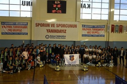 Voleybol turnuvasında 236 sporcu ter döktü