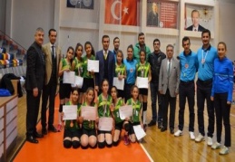Voleybolda grup birincileri madalyalarını aldı 