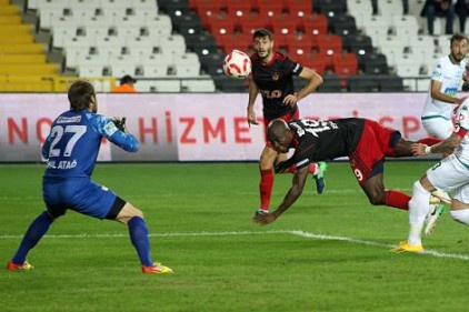 Webo Anıl&#8217;ı geçemedi