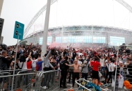 Wembley Stadyumu’nun kapıları kırıldı