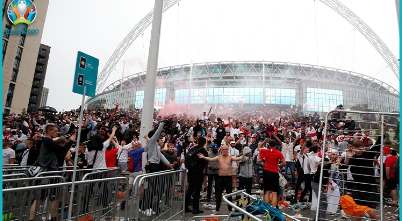 Wembley Stadyumu’nun kapıları kırıldı
