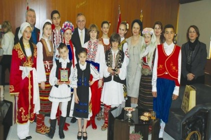 Yabancı folklor ekipleri Güzelbey&#8217;i ziyaret etti 