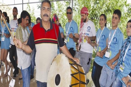 Yabancı folklorcular davul ve zurna eşliğinde halay çekti