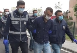 Yabancı uyruklu bir genci gasp ettikten sonra bıçakladılar