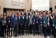 Yabancı ve yerli öğrencileri meclis salonunda ağırladı