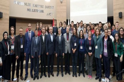 Yabancı ve yerli öğrencileri meclis salonunda ağırladı