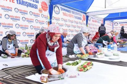 &#8220;Yağlı Köfte&#8221; yarışmasında kadınlar hünerlerini sergiledi