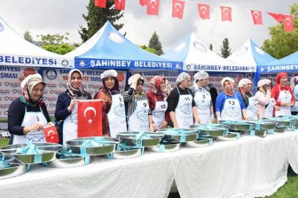 &#8220;Yağlı Köfte&#8221; yarışmasında kadınlar hünerlerini sergiledi