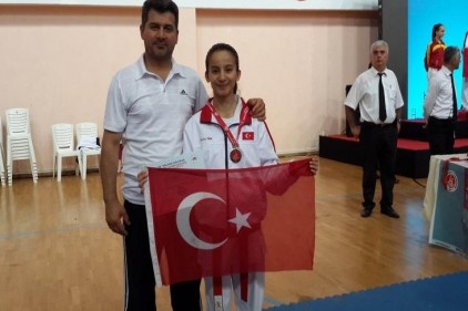 Yağmur Demir altın madalya alarak Balkan Şampiyonu oldu.