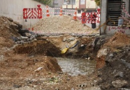 Yağmur, kanalizasyon borusunu patlattı