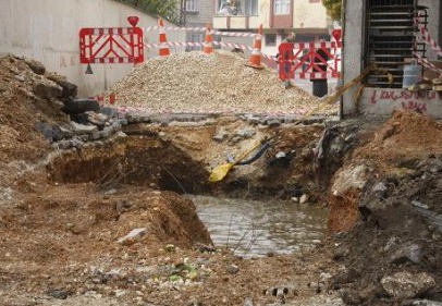 Yağmur, kanalizasyon borusunu patlattı