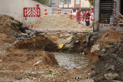Yağmur, kanalizasyon borusunu patlattı