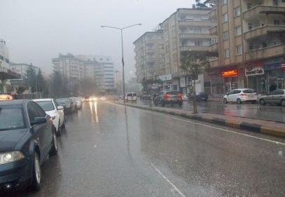 Yağmur sevindirdi
