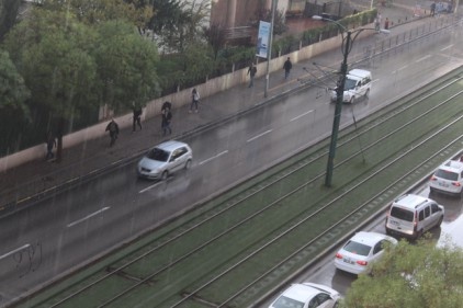Yağmurdan kaçanlar sığınacak yer aradı 