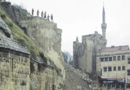 Yağmurlar kalenin köprüsünü yıktı