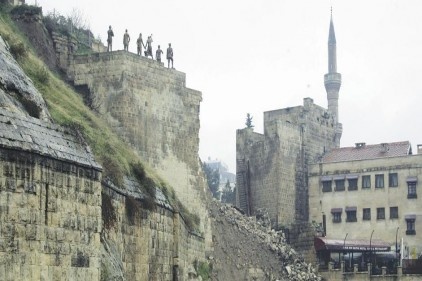 Yağmurlar kalenin köprüsünü yıktı