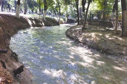 Yağmurlar kuruyan dere yatağını lağım sularıyla doldurdu