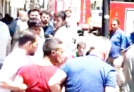 Yakalanacağını anlayınca eline balta aldı, kendisini eve kilitledi