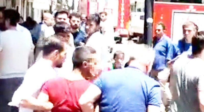 Yakalanacağını anlayınca eline balta aldı, kendisini eve kilitledi