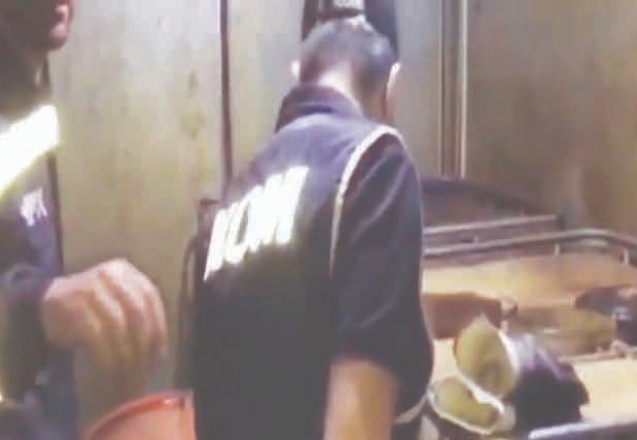 Yakıt pompa düzeneğinin de kurulduğu garajda 3 ton kaçak akaryakıt ele geçirildi.